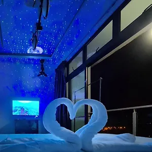 Stylish At Palazio Taman: View Balcony & Netflix *