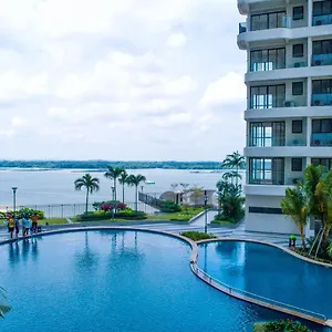 Scenic Country Garden Danga Bay By Lions Bay *