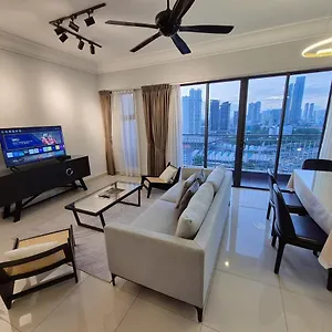 Short Walk To Custom & Sqaure 3 Brs 8 Pax Apartment