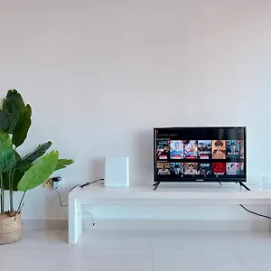 Apartment 25 -stylish Black Modern Retreat At Mount Austin,jb